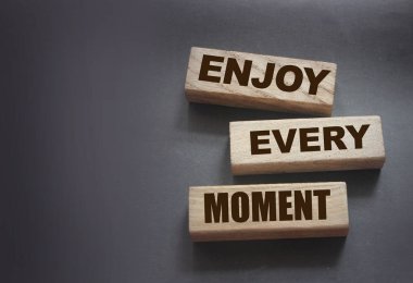 Tahta blokta yazan her anın tadını çıkar. Pozitif düşünce tarzı yaşam tarzı kavramı.