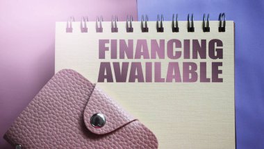 Metin finansmanı, defter ve pembe deri cüzdan olarak mevcut. Ticari mali konsept.