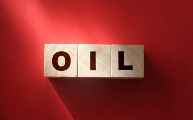 Petrol kelimesi küp bloklarda kırmızı üzerine. Dünya Ekonomisi iş konsepti.
