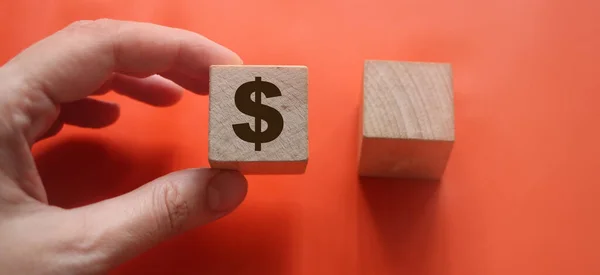 Drewniany Blok Symbolem Dolara Amerykańskiego Ręku Kolejny Pusty Czerwone Tło — Zdjęcie stockowe