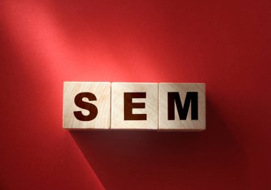 Tahta bloklardaki SEM harfleri kırmızıya. Pazarlama işi konsepti.