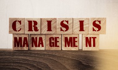 Ahşap arka planda tahta küpler üzerinde Kriz Yönetimi. İş sonbahar konsepti.