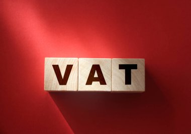 Fotokopi alanı ve finansal konseptle kırmızı arkaplan üzerindeki ahşap küplere varil .