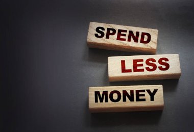 Ahşap bloklara daha az para harcamak, finansal konsept. Seçici odak