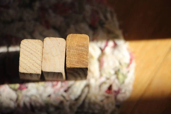 Trois Blocs Bois Sur Tapis Crochet Sous Lumière Soleil Concept — Photo