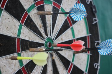 Kırmızı nişan noktasında Dartz oku. Hedef iş konsepti.