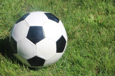 Green Grass Under Cleared Sky Day 'de oturan futbol topu. Futbol Topuna Seçici Odaklanma.