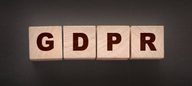 GDPR Kelimesi Tahta Küplerle Siyah Üzerine Yazıldı.