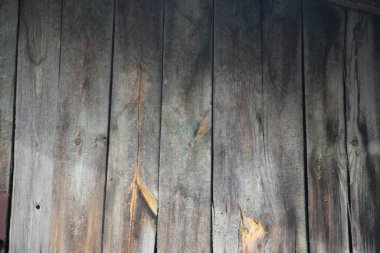 Eski, eskimiş, ahşap işlemeli doğal doku arka planı. Köy evinin bir parçası..