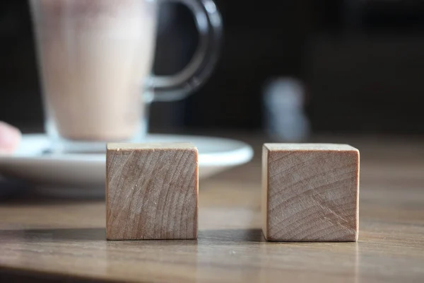 Два Деревянных Кубика Чашкой Какао Выборочный Фокус Концепция Выбора — стоковое фото