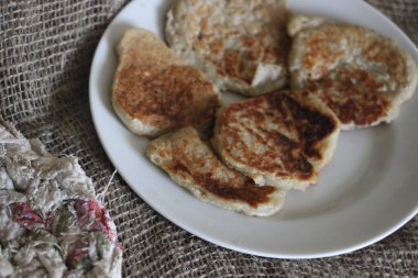 Çuval bezinin üzerinde duran beyaz tabakta nefis krepler.