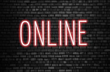 Tuğla duvar arka planında çevrimiçi neon ışığı