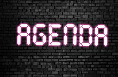 Siyah tuğla duvarda parlak neon bir kelime var. Eğitim programlama kavramı.