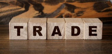 Kırmızıda tahta küplerle ilgili bilgi değiş tokuşu. İş anlaşmaları kavramı.