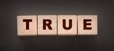 konsept kelime siyah arkaplandaki tahta küplerde doğrudur.