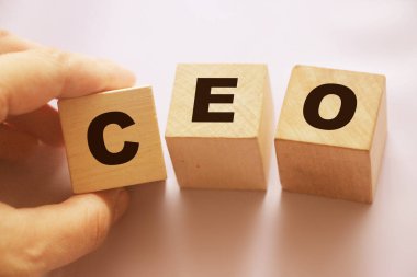 CEO tahta küplere yazılmış. Mektuplar Genel Müdür 'ün kısaltması. İş yönetimi kavramı.