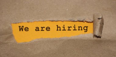 Yırtık kahverengi kağıdın arkasında kiraladığımız metin..