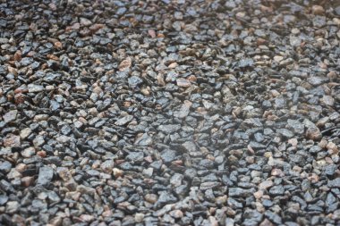 Küçük gri doğal düzensiz taşlar iç ya da dış mekanlar için endüstriyel yapı oluşturur..