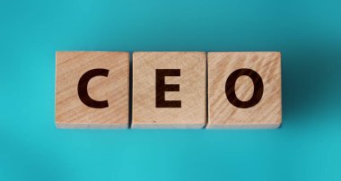 Yönetim kurulu başkanına mesaj atan Woden Küp masa arkasında. Mali, pazarlama ve iş dünyası lideri konsepti.