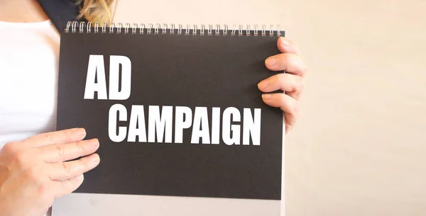 캠페인이라는 단어가 사업가의 메모지에 있습니다 마케팅 — 스톡 사진