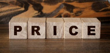 Ahşap arka plandaki tahta küplere yazıt fiyatı.