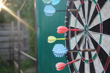 Dart hedefi yakın plan. Hedef hedef hedefine ulaşma kavramında başarı.