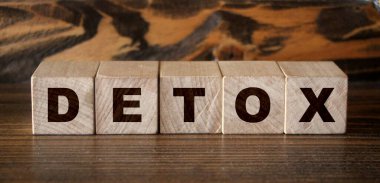 Tahta masadaki tahta bloklara yazılmış detoks kelimesi. Sağlık hizmetleri tıbbi konsepti