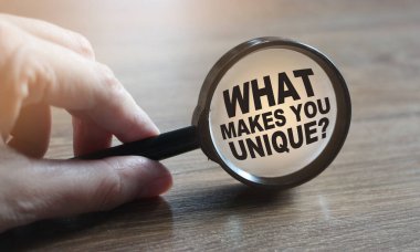 Büyüteç altında seni eşsiz bir soru yapan nedir? Kariyer dünyası konsepti.