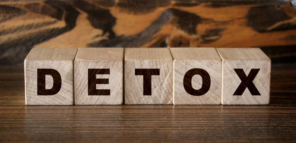 Tahta masadaki tahta bloklara yazılmış detoks kelimesi. Sağlık hizmetleri tıbbi konsepti