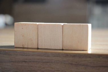 3 Ağaç Blok Ön Görünüm Tahta Masa, Açık-Gri Arkaplan