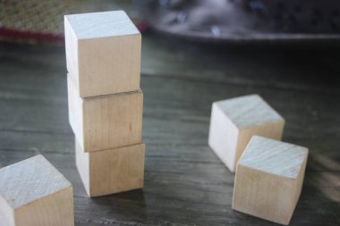 Koyu ahşap masada hafif tahta bloklar.