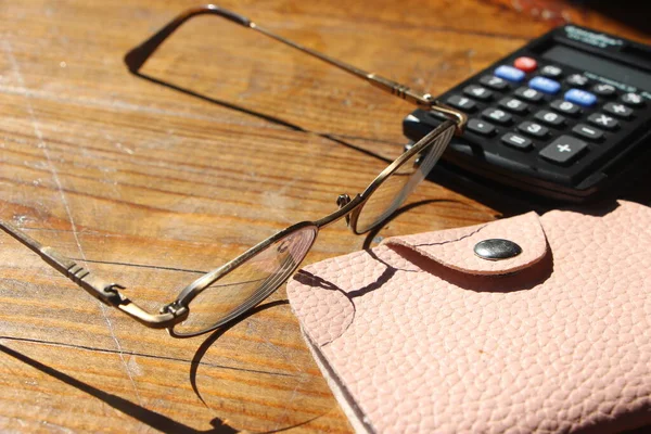 Óculos Calculadora Carteira Mesa Madeira Conceito Lucro Comercial — Fotografia de Stock