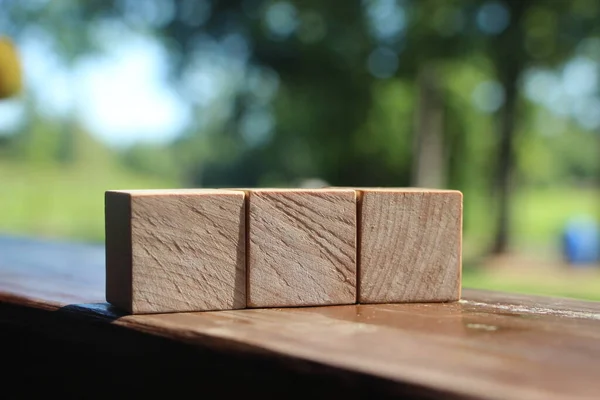 Dřevěné Kostky Uspořádány Třech Kopírovacím Prostorem Příroda Blured Pozadí — Stock fotografie