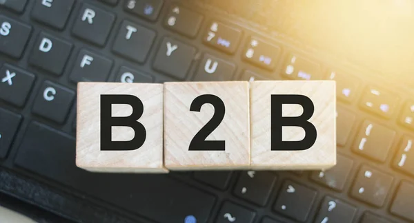 B2B Написаний Дерев Яному Кубі Перед Ноутбуком Концепція Бізнес Маркетингу — стокове фото