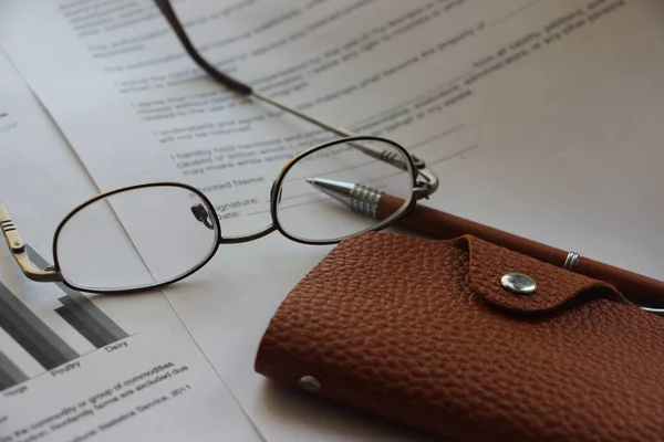 图上的棕色皮夹眼镜作为背景报告 商业金融概念 — 图库照片