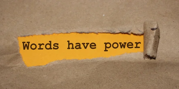 Yırtık kahverengi kağıdın arkasında Sözcüklerin Gücü Var.