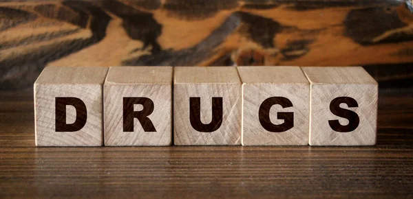 Palavra Drogas Cubos Madeira Leves Mesa Madeira Conceito Médico Saúde — Fotografia de Stock