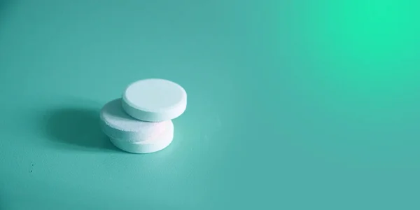 Pilules Rondes Sur Table Verte Menthe Médecine Concept Santé — Photo