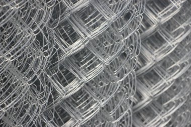 Metal ağ örgüsü çelik tel ve sarmal şeklinde rulo şeklinde bağlanmış. Yuvarlak zincirli tel örgü.