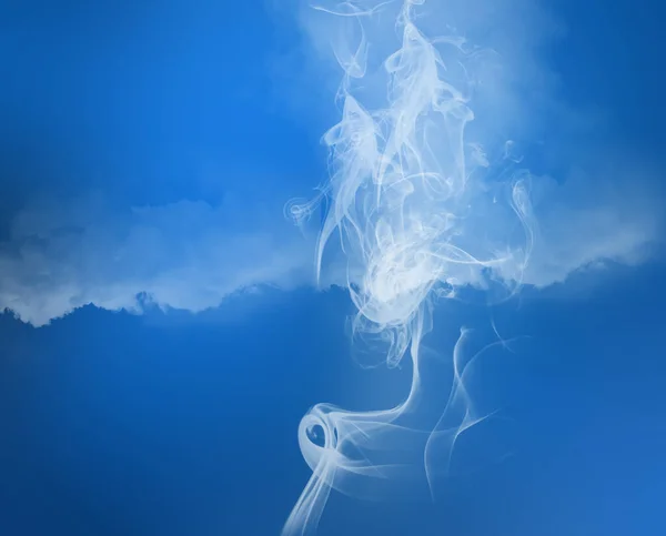 Petit Beau Nuage Fumée Cigarette Sur Fond Bleu Concept Dépendance — Photo