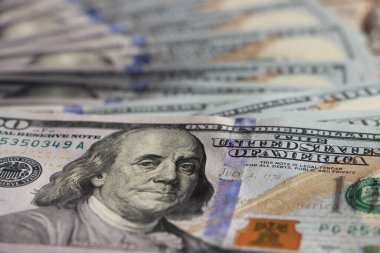 Amerikan doları 100 dolarlık banknotlar halinde. Para, iş kavramını ortaya çıkarır..