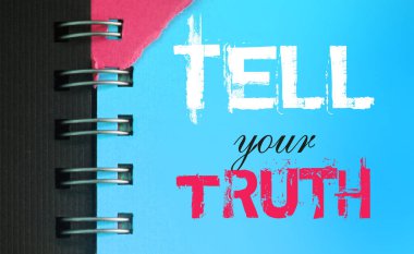 Doğruluk sözlerinizi gökyüzündeki mavi sayfadan beyaz ve pembe olarak okuyun. Sosyal politik konsept.