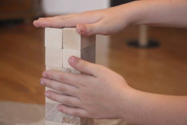 Eller ahşap küpler oluşturur. Girişim konsepti.