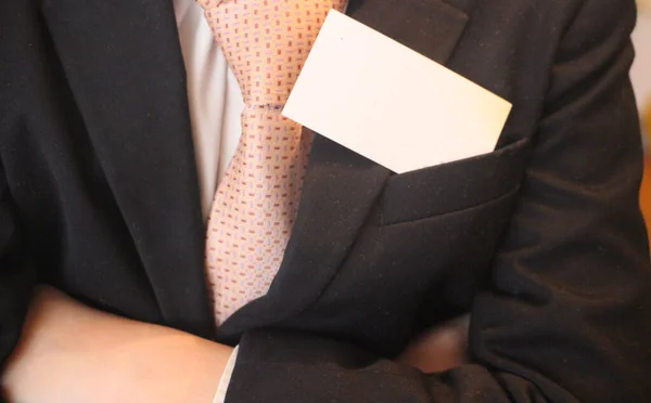 商人穿着西服 打着领带 口袋里夹着一张空名片 启动企业的概念 — 图库照片
