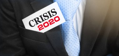 Kriz 2020, iş adamının cebindeki bir kartla. Ekonomik ekonomik kriz kavramı.
