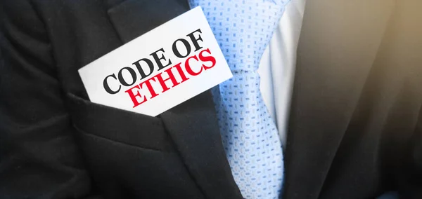 ビジネスマンの上のスーツポケットにカードの倫理の言葉のコード ビジネス倫理の概念 — ストック写真