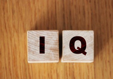 Zeka katsayısı. Tahta küplerde kelime IQ 'su. Eğitim sektörü kavramının gücü.