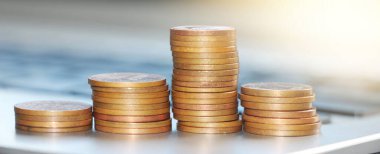 Dizüstü bilgisayarında yığınla para var. Çevrimiçi iş, internet konsepti üzerinden uzak serbest çalışma.