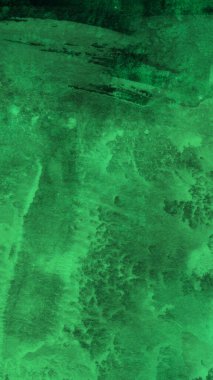 Soyut koyu yeşil suluboya tasarımı, boyalı su dokusunu yakından yıkar. Minimalist ve lüks arka plan.