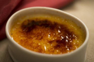 Taze krem brulee tatlı kase, close-up servis.